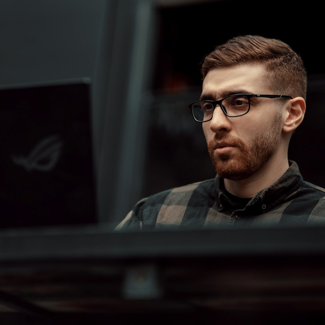 croatian developer coding on laptop